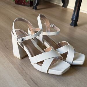 Mia Block Heels Cream Color Size 8 1/2 Height 4 1/2 inches